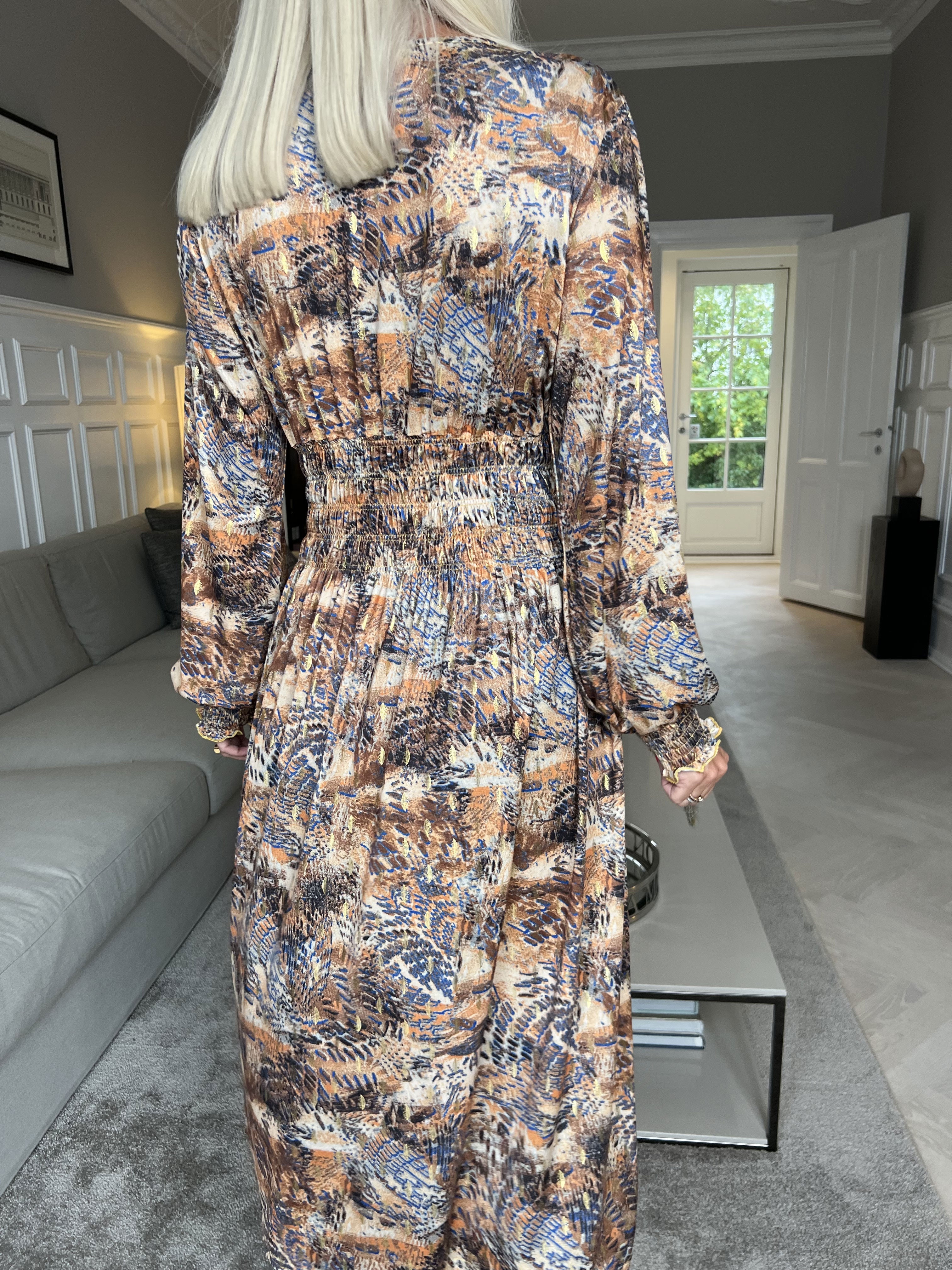 Pams Snake Midi L/S - Resårklänning i skrynkelfritt tyg med lång ärm